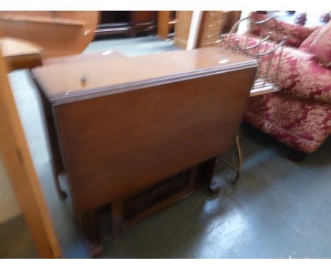 A 1930's oak gate leg table, 75cmW x 72cmH