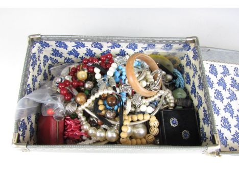 A vintage vanity case containing a quantity of assorted vintage and modern costume jewellery 