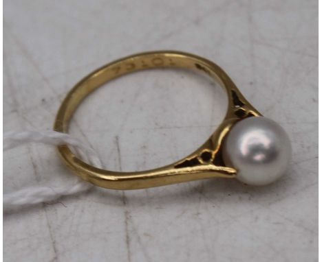 A 9ct gold cultured pearl set dress ring, 2.1g, size K/L