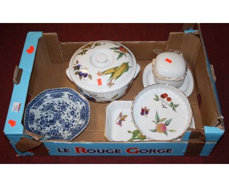 A collection of ceramics to include an 18th century Chinese export porcelain plate, and Royal Worcester Evesham