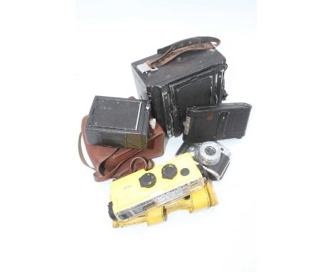 A collection of vintage cameras, to include Minolta and Robot Junior 