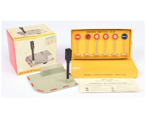 French Dinky Toys - 40 "Ville" Road Signs 6-piece Set&nbsp; and plastic issue 594 Battery operated traffic light set - condit