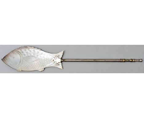 Fischheber, um 1900Vorderteil Perlmutt, beschnitzt/ gesägt in Fischform, graviert, Stiel Messing versilbert. L. 28,5 cm Fish 