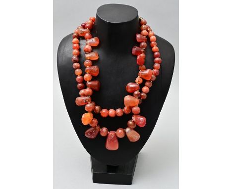 Karneol-Collier, Nordafrika/ ÄgyptenZweireihig mit Perlen und Konen von Karneol, Zwischenscheiben Gold, auffällige Schließe m
