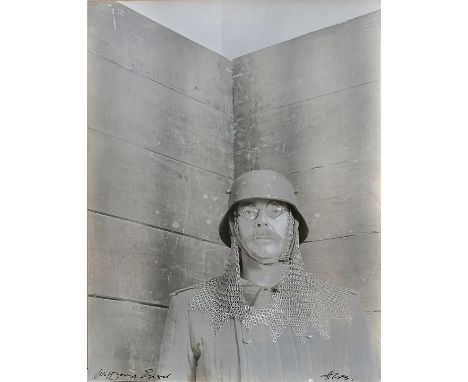Böhme, Hans LudwigPortrait Wolfgang Engel. Gelatinesilberabzug auf mattem Fotopapier, gebleicht, monogr., bez., Eckläsur re. 