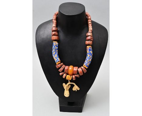 Kette WestafrikaBauxit/ Millefiori-Glasstäbe, Bernstein, Anhänger in Fischform,  Akan, Gold 8 k. L. 44 cm, G. zus. ca. 130 g 