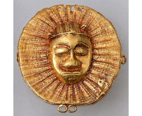 Amulett/ Schmuckplatte WestafrikaMaskenform mit Strahlenkranz, Gold 21 k, G. ca. 22 g, D. 55 mm West African gold mask amulet