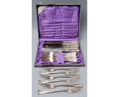 Speisebesteck, Deutschland, um 1910Silber (800). Sechs Messer, 12 Gabeln, Messer mit neueren rostfreien Solinger Klingen. Kon