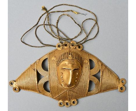 Amulett-Anhänger, WestafrikaAkan. Goldguss (8 k), durchbrochene Sichelform mit Maskenornament. L. 11,5 cm, G. ca. 37,7 g Akan