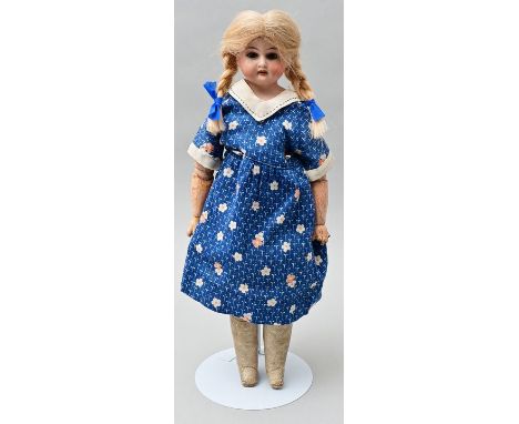 Kleine Puppe, Dtl., um 1900Porzellan-Brustblattkopf mit braunen Schlafaugen, leicht geöff. Mund mit oberer Zahnreihe, Kopf ge