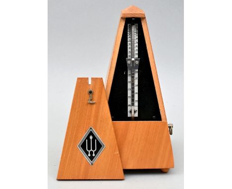 Mechanisches Metronom, Deutschland, Fa. Wittner, 2. H. 20. Jh.Modell taktell, Gehäuse Buche, Pyramidenform. Funktionsfähig. H