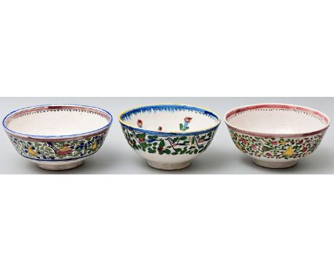 Drei Schalen, Persien/ Iran, 20. Jh.Keramik, volkstümliche polychrome Bemalung unter Glasur, teils Glasurrisse. Eine Schale B