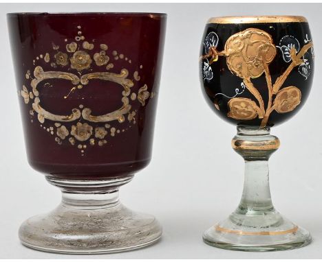 Fußbecher und kleines Kelchglas, 19. Jh.a) Fußbecher böhmisch, um 1840, farbloses Glas, Kuppa rot gebeizt, in weißem Email un