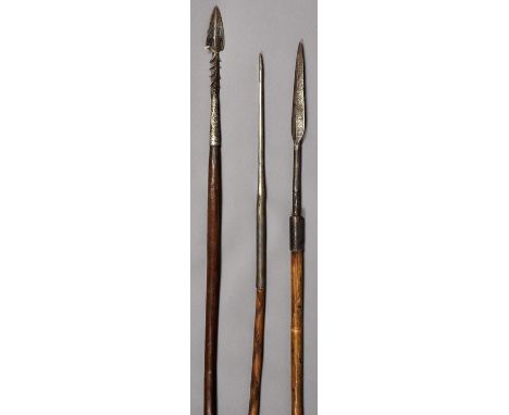 Drei Speere, Kamerun, D. R. Kongo u.a.a) Holzschaft, Eisenspitze mit Widerhaken, L. 175,5 cm; b) Lanzettblattförmige Eisenkli