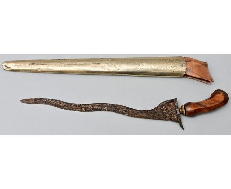 Kris, IndonesienGewellte Pamorklinge, stark rostgeschädigt, L. 29 cm, geschnitzter Edelholzgriff. L. gesamt 37 cm. Scheide Ho