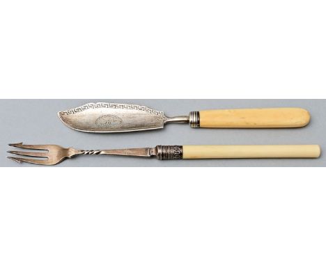 Zwei Teile Vorlegebesteck, England, ca. 1800 und 1909Gabel für mixed pickles (sauer eingelegtes Gemüse), Silber/ Bein, Marken