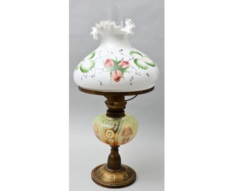 Petroleumlampe, um 1910Fuß Messingblech mit geometrischer Jugendstil-Ornamentik, bauchiger Korpus Glas, formgeblasen, mit mil