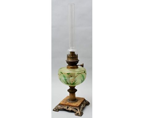 Petroleumlampe, um 1900/ 1910Vierseitiger Fuß Zinkspritzguss mit Jugendstilornamentik, Alabaster, Schaft Alabaster/ Messingbl
