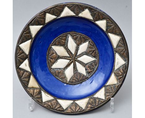Schale/ Wandteller, Marokko, 20. Jh.Keramik, rötlicher Scherben, blaue Glasur, Messingauflage mit Beineinlagen (Kamelknochen)