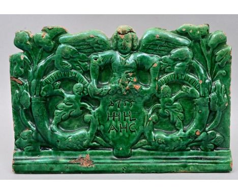 (Ofen-)Kachel, dat. 1755Ton, grüne transparente Glasur, reliefierte Darstellung eines Cherub, ein Wappenschild haltend, seitl