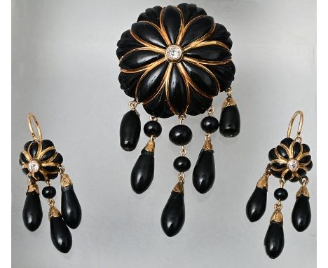 Garnitur: Brosche und Paar Ohrhänger, Frankreich, 19. Jh.Gagat (Jett), Schaustücke in Blütenform mit Goldmontierung 18 k, zen