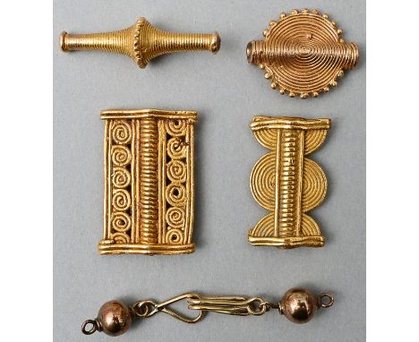 Vier Baule/ Akan-Goldperlen und ein KettenverschlussRechteck (H. 27 mm), Spindel (H. 30 mm), Scheibe (D. 20 mm) und Sanduhr-F
