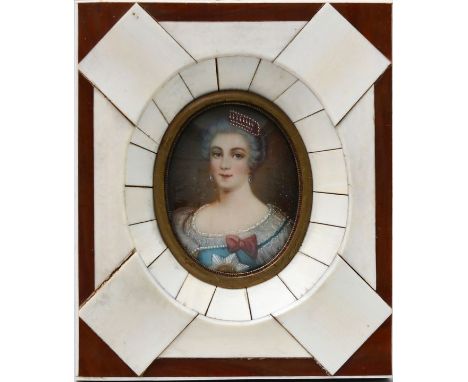 Miniatur, 1. H. 20. Jh.Bildnis Katharina II. von Russland, nach Antonio Bencini. Auf Elfenbein. Im Elfenbein furnierten Rähmc