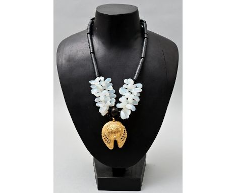 Kette mit goldenem Amulett-Anhänger, ElfenbeinküsteScheiben schwarzen Bakelits, Glasperlen, Ebenholz, weiße transparente Blät