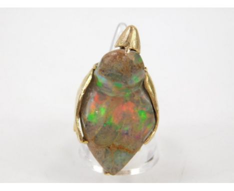 An opal ring modelled as a bird, set in yellow metal, size K, 19.5g.