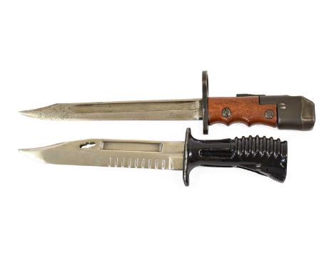A British No.7 Mk.I Combination Bayonet, the 20cm clip point fullered steel blade stamped at the ricasso No.7 MK.1/L, with Pa