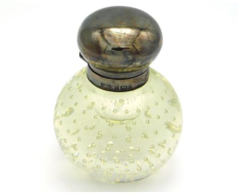 A late Victorian 1900 Birmingham silver topped scent bottle with controlled bubble glass base by Sydney Thomas Steel, 95mm ta