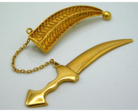 A yellow metal Jambiya dagger brooch, tests electronically as 18ct gold, 6.9g, 55mm wide