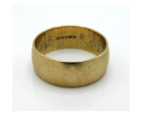 A 9ct gold band, 5.8g, size R/S 