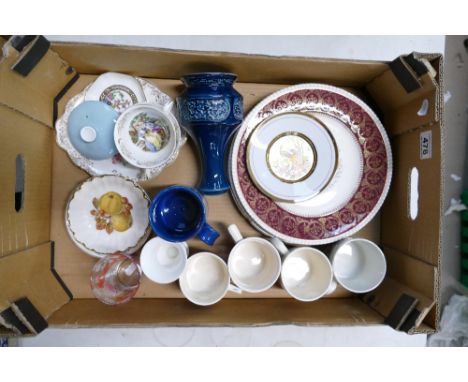 A mixed collection of ceramic items to include, Solian hand decorated dinner plates, other decorative wall plates, commemorat