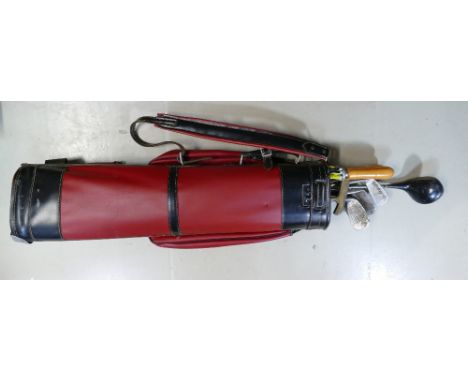 Golf bag containing 4 vintage irons, one wood & a putter.