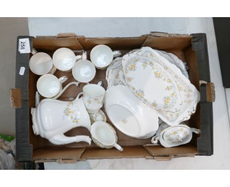 A Royal Albert part tea service in the Bronte pattern (23 pieces) 