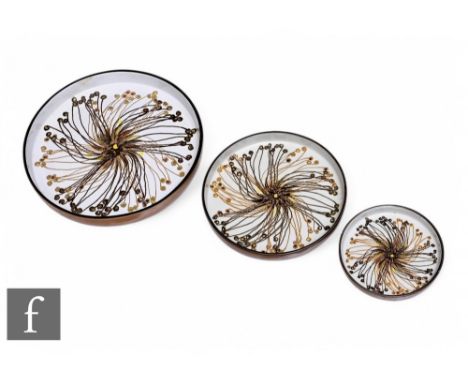 Ellen Malmer - Royal Copenhagen - A graduated set of three 20th Century&nbsp;Fajance dishes, circa 1965, of circular shallow 