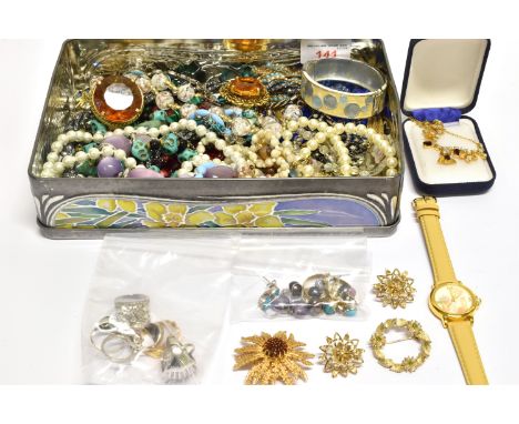 A COLLECTION OF COSTUME JEWELLERY TO INCLUDE TWO BROOCHES AND A PAIR OF EARRINGS BY SARAH COVENTRY a Nephrite oval cabochon r