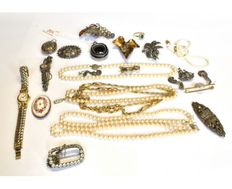 A COLLECTION OF VICTORIAN AND LATER COSTUME JEWELLERY INCLUDING A CARVED 'BULLSEYE' AGATE OVAL PENDANT an oval locket; a Vict