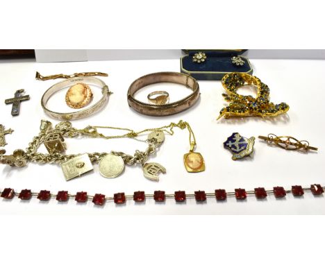 A COLLECTION OF JEWELLERY INCLUDING AN EDWARDIAN ROSE GOLD BEAD AND SCROLL BAR BROOCH stamped '9ct(?)' (steel pin); part of a