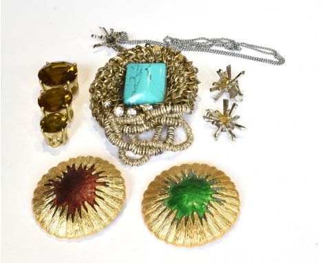 A PAIR OF 1970'S TEXTURED GILT-METAL AND RED OR GREEN ENAMEL DOMED-ROUND BROOCHES AND OTHER ITEMS including an imitation-turq