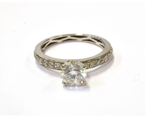 A DIAMOND SOLITAIRE RING WITH DIAMOND SHOULDERS the round brilliant approx. 1.00cts, in a white four-claw tiffany-type settin