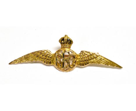 AN EARLY 20TH CENTURY GOLD AND ENAMEL ROYAL FLYING CORPS WINGS 'SWEETHEART' BROOCH probably by Thomas Lyster Mott of Birmingh