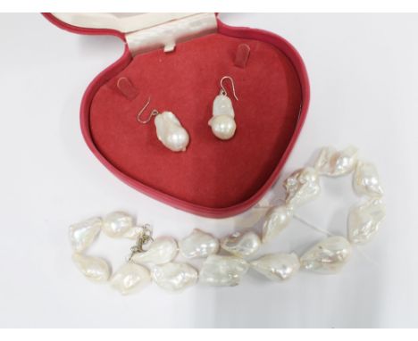 Mother of pearl shell lustre beads and earrings (2) 