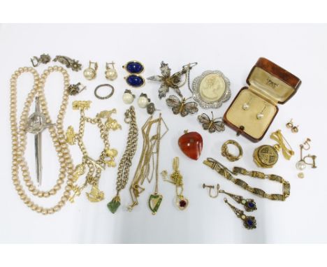 Collection of vintage and later costume jewellery to include a charm bracelet, cultured pearl earrings, brooches, earrings, d