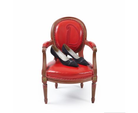 Christian Dior par Roger Vivier, circa 1958. Paire d'escarpins en agneau velours noir.Bout en pointe, empeigne à effet de déc