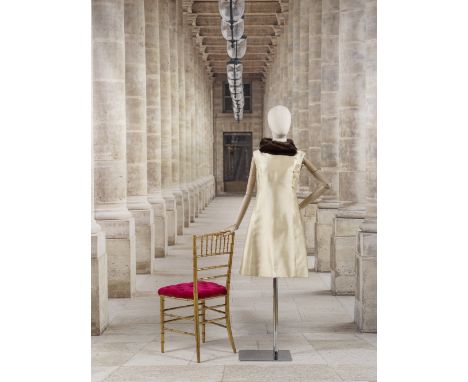 Christian Dior Boutique, collection Couture, circa 1966. Robe en soie ivoire et visonDe forme trapèze, encolure ronde soulign