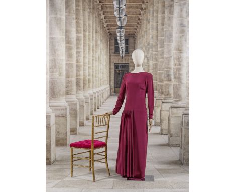 Grès, collection Haute Couture, Automne-Hiver 1976. Robe du soir en soie lie de vin.Prototype du défilé - Passage n°103 - Ate