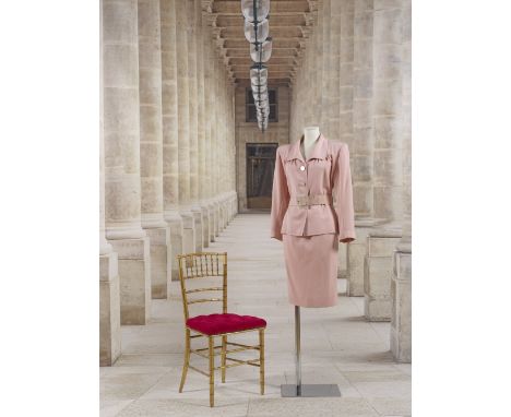 Yves Saint Laurent, collection Haute Couture, Automne-Hiver 1986. Tailleur en toile de laine rose.Création Yves Saint Laurent