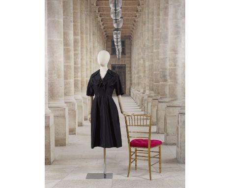Jacques Fath, collection Haute Couture, circa 1953. Robe de petit dîner en lainage noir et lurex argent.Décolleté légèrement 